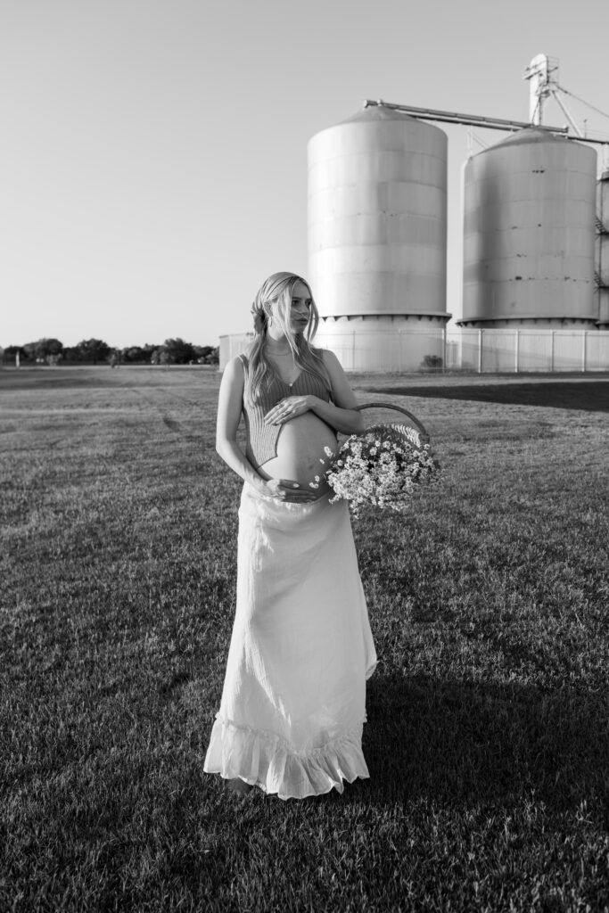editorial maternity photo in black and white